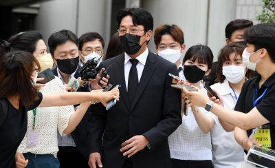 [TEN 포토] '프로포폴 불법 투약 혐의' 하정우 '취재진에 둘러싸이고'