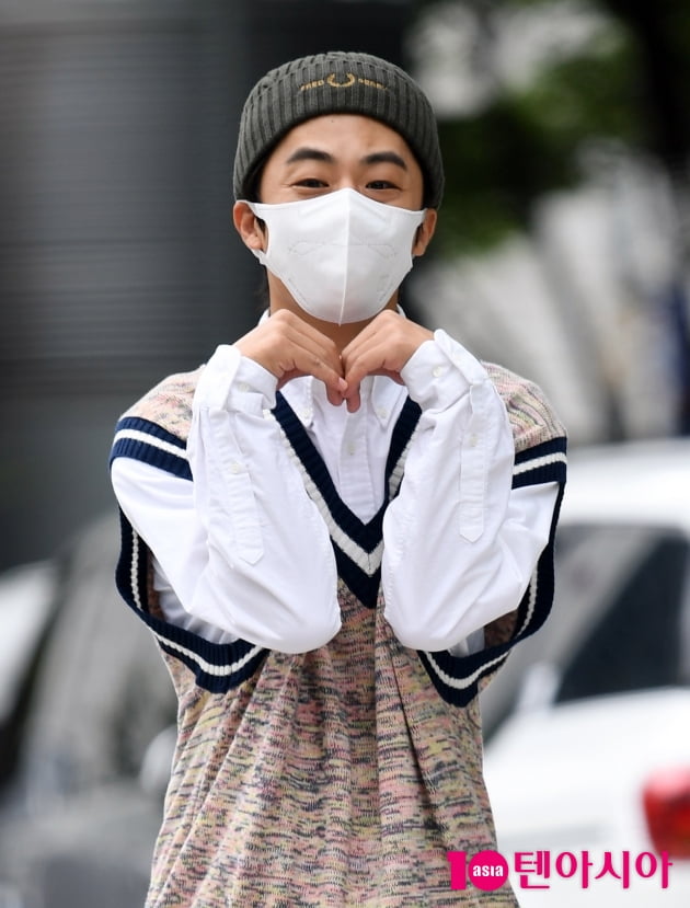 [TEN 포토] 구교환 '사랑을 뿌려~요'