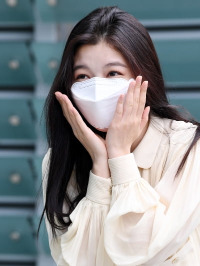 [TEN 포토] 김유정 '꽃받침에 빵 터졌어요'