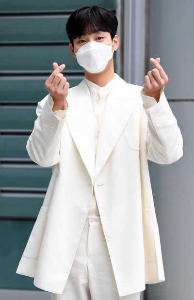 [TEN 포토] 안효섭 '화사한 하트~'