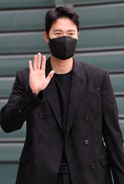 [TEN 포토] 공명 '포근한 손인사'