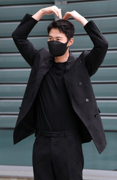 [TEN 포토] 공명 '사랑스러운 만찢남의 큰하트'