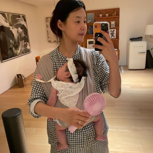 한지혜, '♥검사 남편' 닮은 딸 육아 중 손풍기 전자파 걱정 "이제 안 쓸래요" [TEN★]