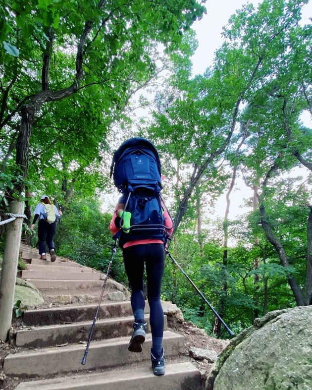 이시영, 아들+가방 18kg 메고 528m 청계산 매봉 등반…다음은 "북한산" [TEN★]