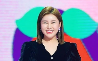 '코로나19 확진' 송가인 "걱정끼쳐 죄송, 치료 전념 중" [전문]