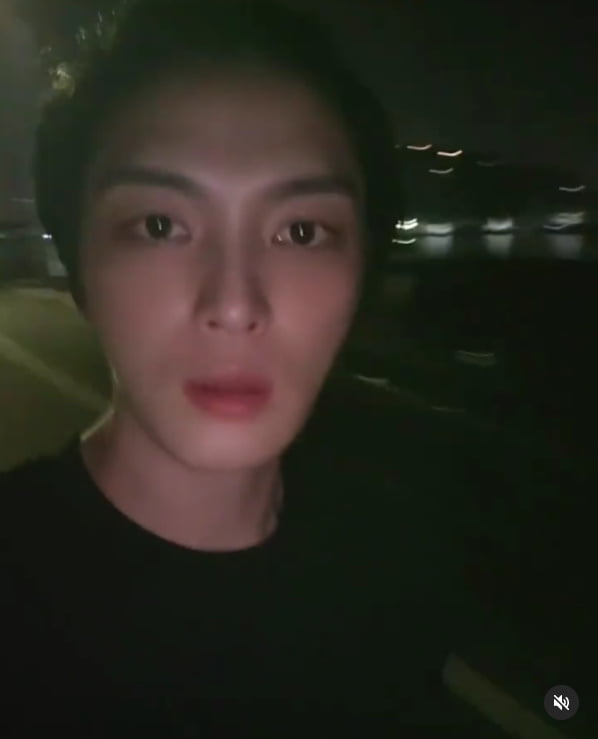 김재중, 어둠을 밝히는 외모..."바다에 왔습니다"[TEN★]