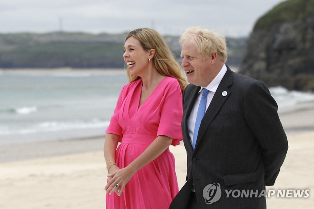 영국 존슨 총리 부부, 둘째 임신…"유산 아픔 겪어"