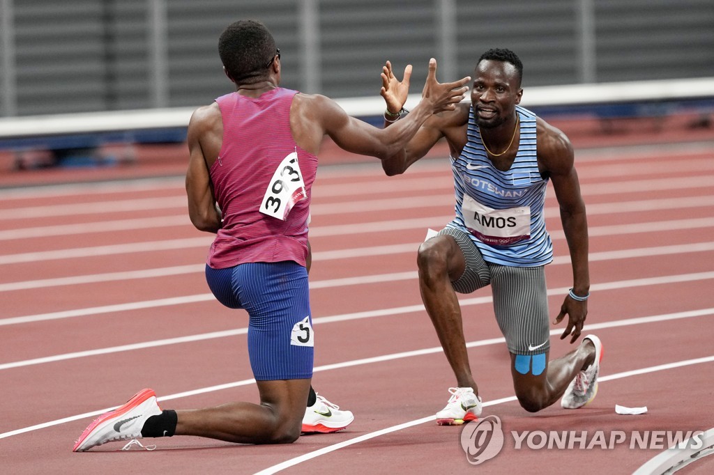 [올림픽] 우승자 인터뷰 돕고, 쓰러진 경쟁자 일으키고…'올림픽 정신!'