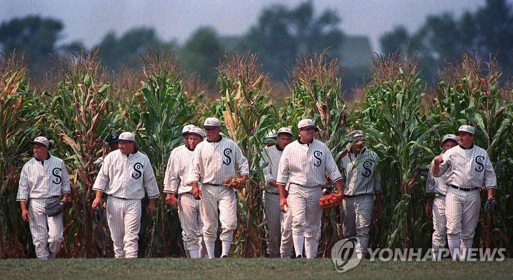 옥수수밭에서 나온 MLB 선수들…케빈 코스트너, 영화 장면 재연(종합)