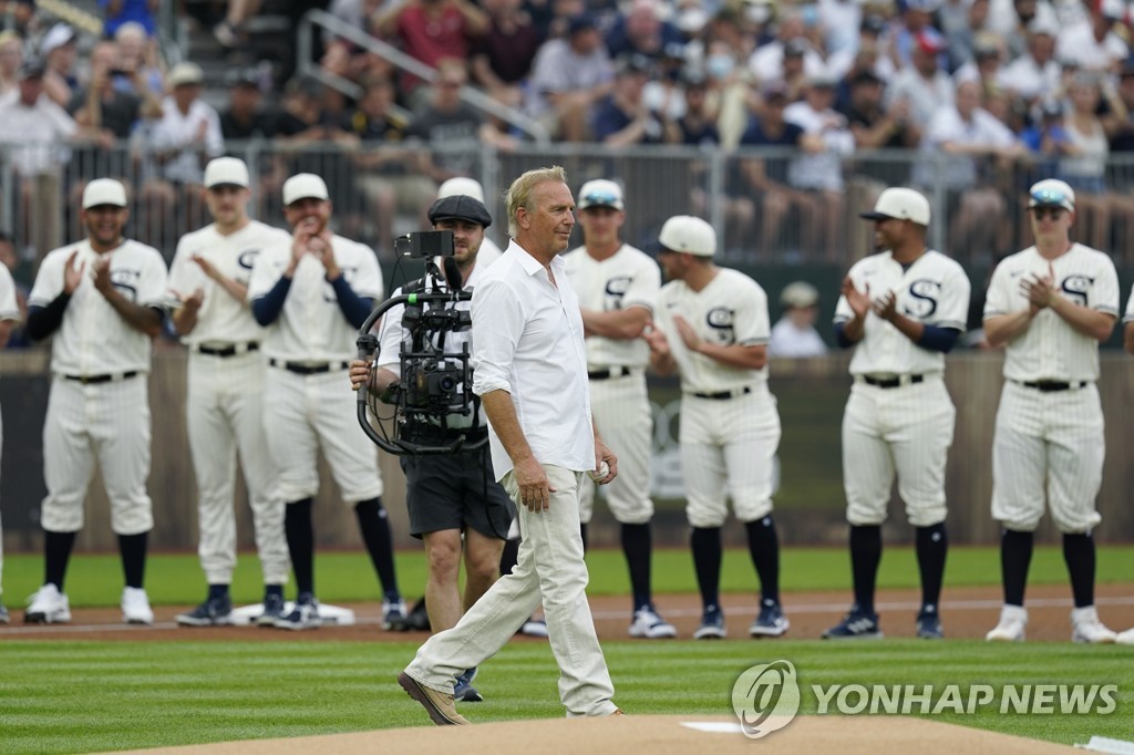 옥수수밭에서 나온 MLB 선수들…케빈 코스트너, 영화 장면 재연(종합)