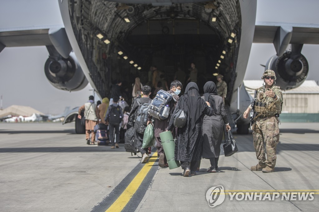 미군 '카불 구출 작전' 속도…"탈레반, 아프간통치 12인회 결성"(종합2보)