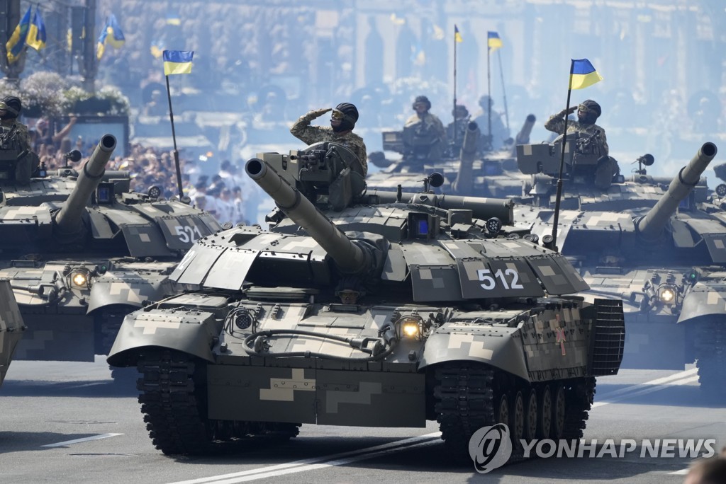 우크라, 독립기념일 맞아 사상 최대 군사행진…러시아 겨냥