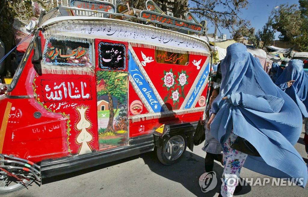 '부르카의 부활'…공포에 떠는 아프간 여성들