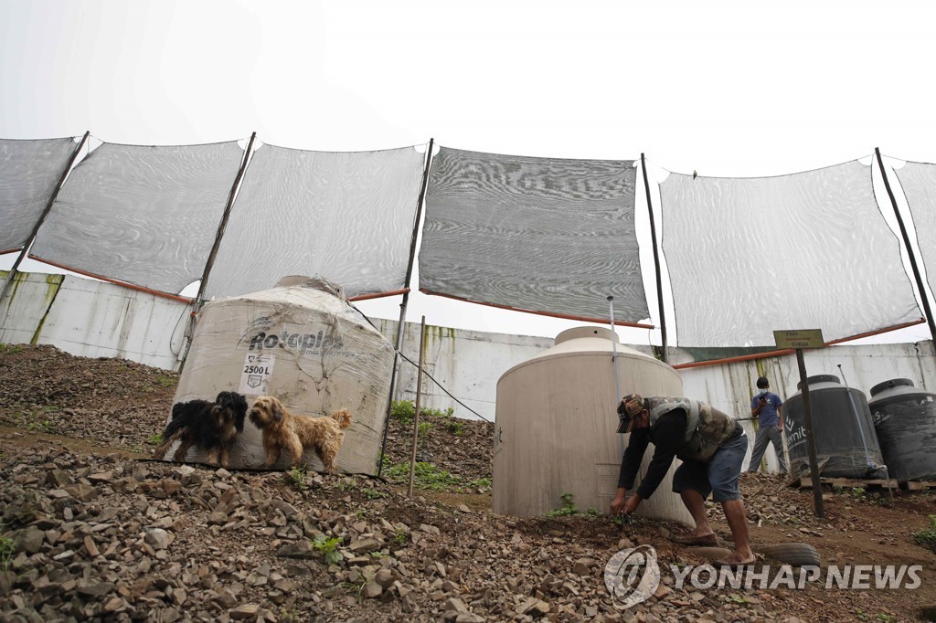 페루 빈부격차 상징 '수치의 벽', 빈민 식수원으로 활용돼