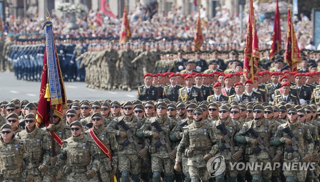 우크라, 독립기념일 맞아 사상 최대 군사행진…러시아 겨냥