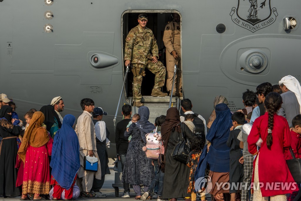 목숨 건졌지만…아프간 탈출 12만명 눈앞엔 막막한 미래