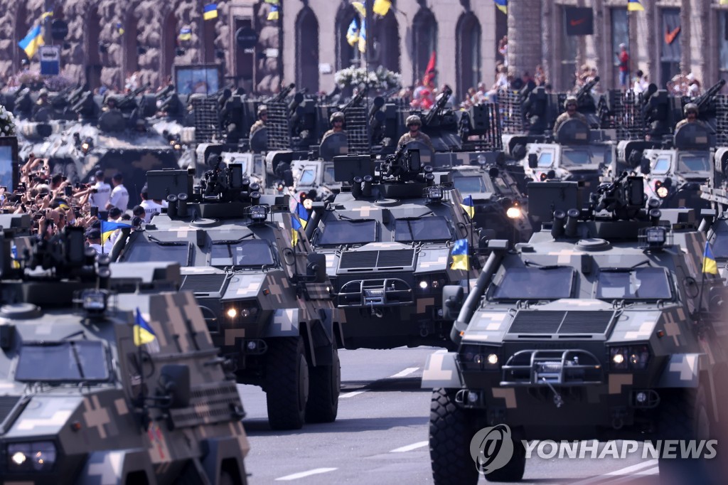 우크라, 독립기념일 맞아 사상 최대 군사행진…러시아 겨냥
