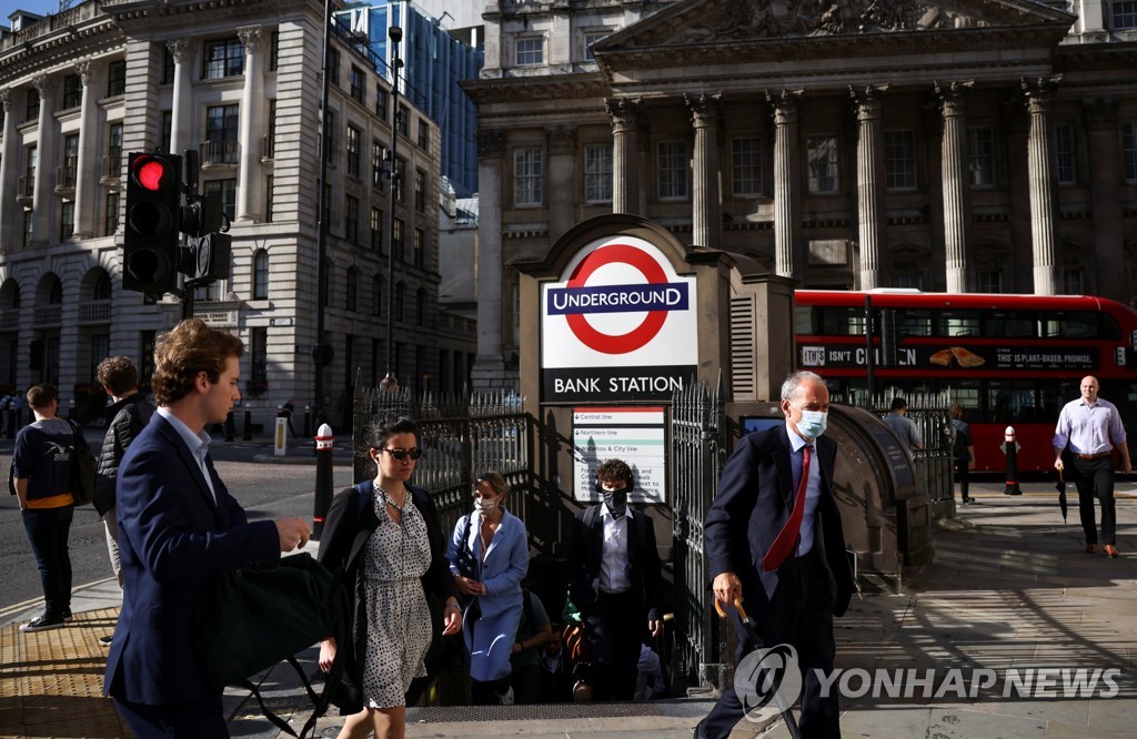 '종식은 없다'…영국 과학자들 "코로나로 매년 수천명 사망"