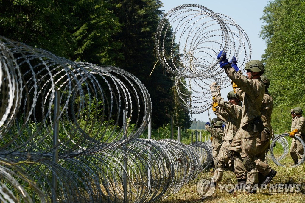 폴란드 "벨라루스, 불법 이민자 보내 EU와 '하이브리드 전쟁'"