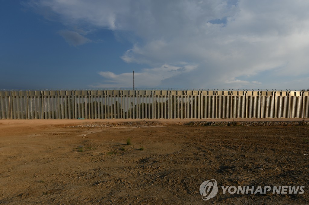 "아프간 난민 안돼"…그리스, 터키와 국경에 장벽 설치