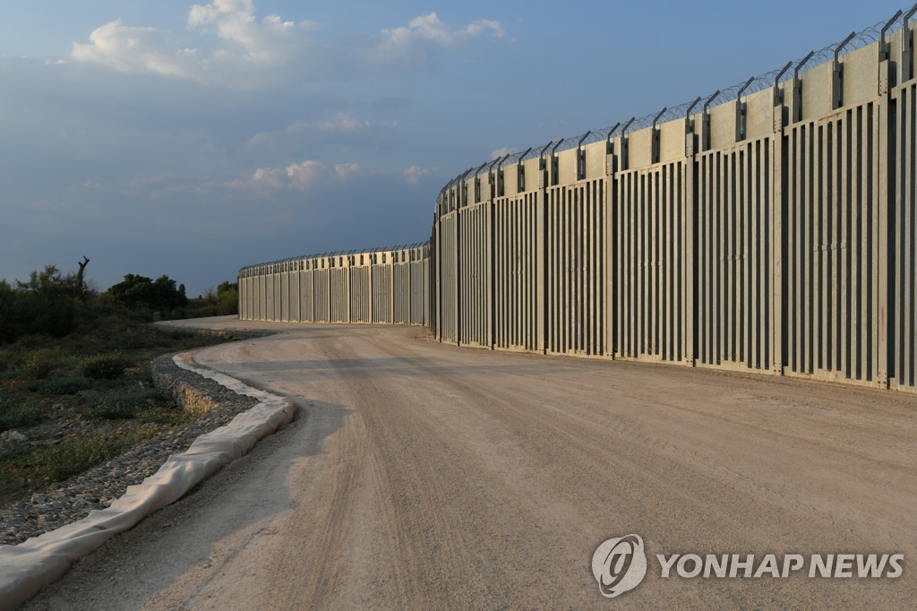 "아프간 난민 안돼"…그리스, 터키와 국경에 장벽 설치