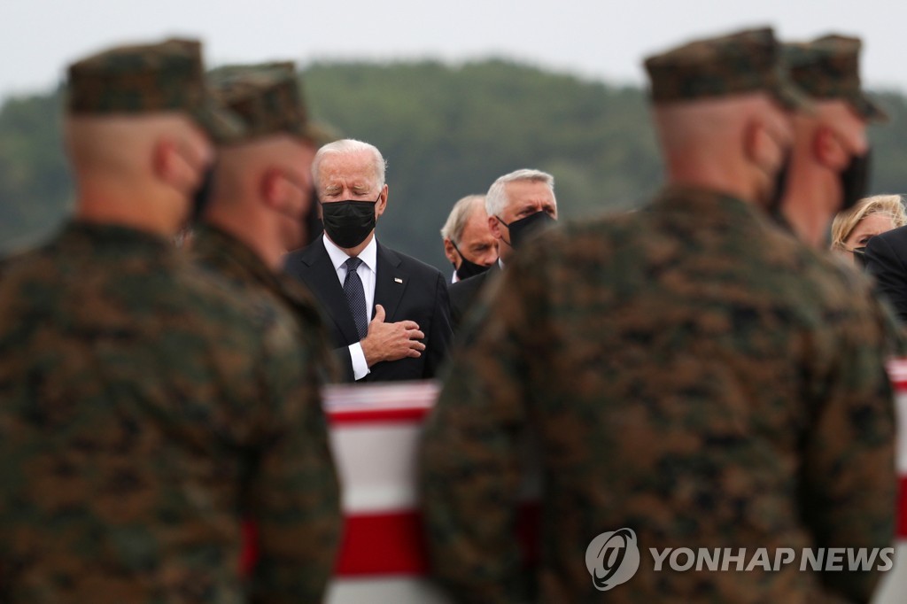 카불테러 희생 13명 미군 유해 귀환…바이든 직접 나가 맞았다(종합2보)