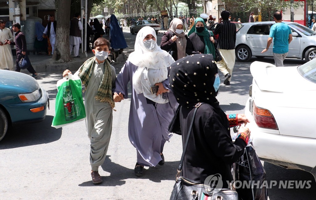 탈레반, 아프간 점령 이틀째…검문소 세우고 공포정치 본격