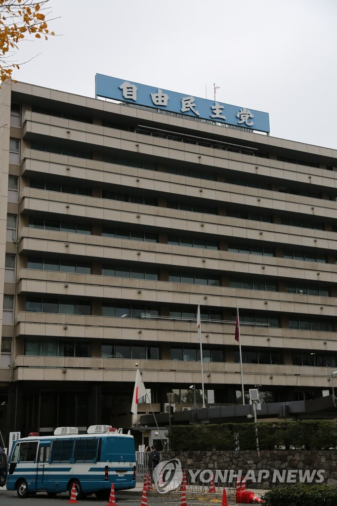선거 연패로 궁지 몰린 스가 日총리…"스스로 물러나야"
