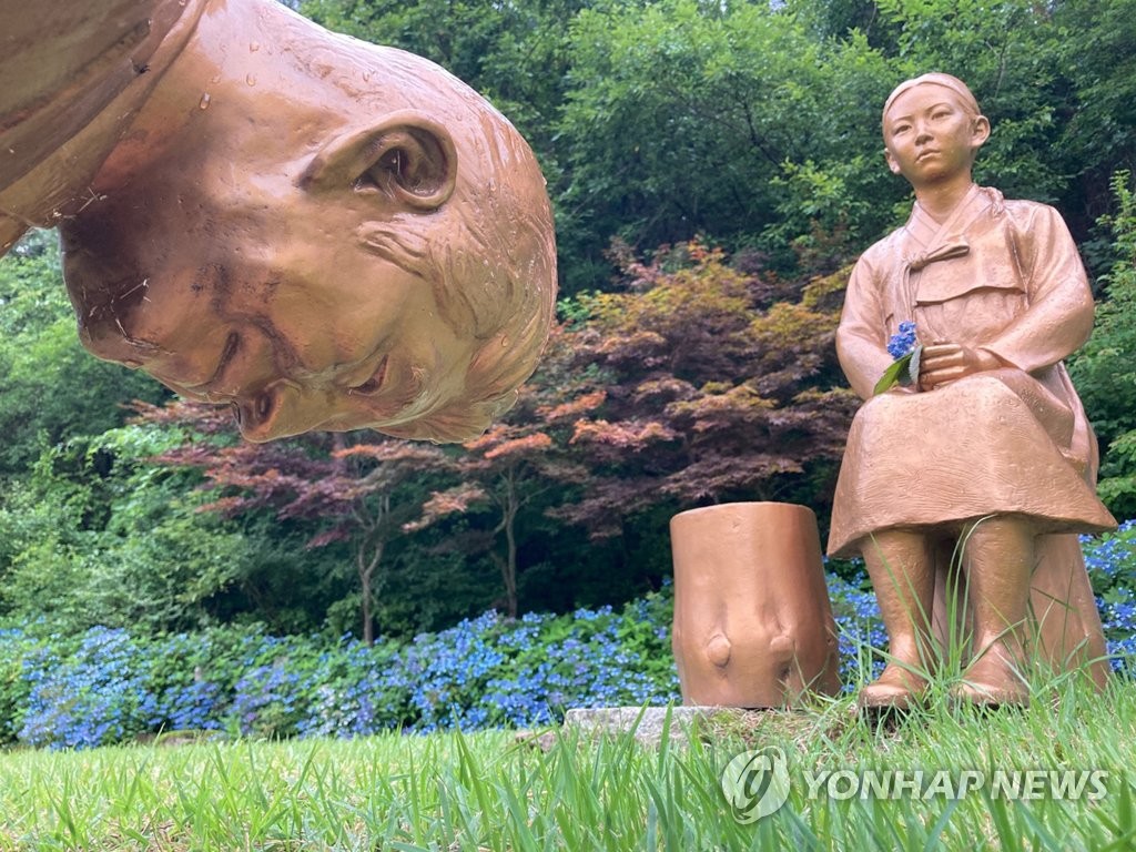 '영원한 속죄' 동상은 계속 그 자리에…진정한 속죄는 언제일까