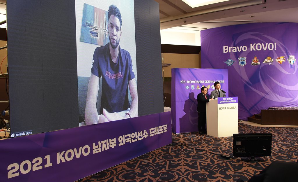 석진욱 OK금융그룹 감독 "레오가 때릴 때, 웃음이 나온다"
