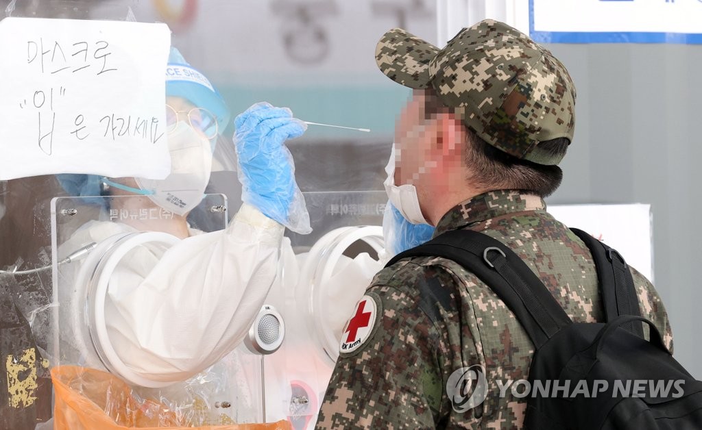 군, '외출통제·휴가축소' 거리두기 4단계 22일까지 연장(종합)