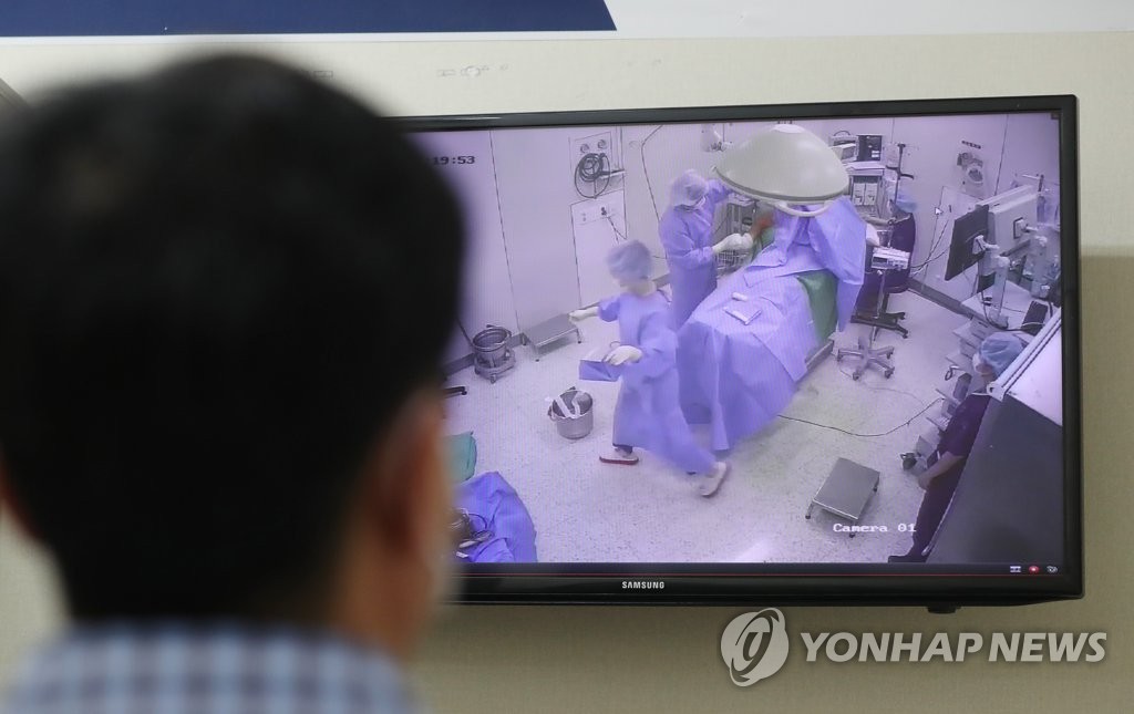 "법 실행 저지" vs "통과 환영"…수술실 CCTV 설치법 반응 상반