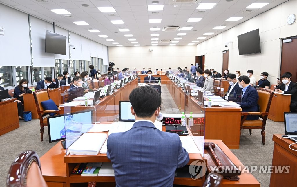 수술실 CCTV 설치법, 복지위 통과…2년 유예기간 두기로