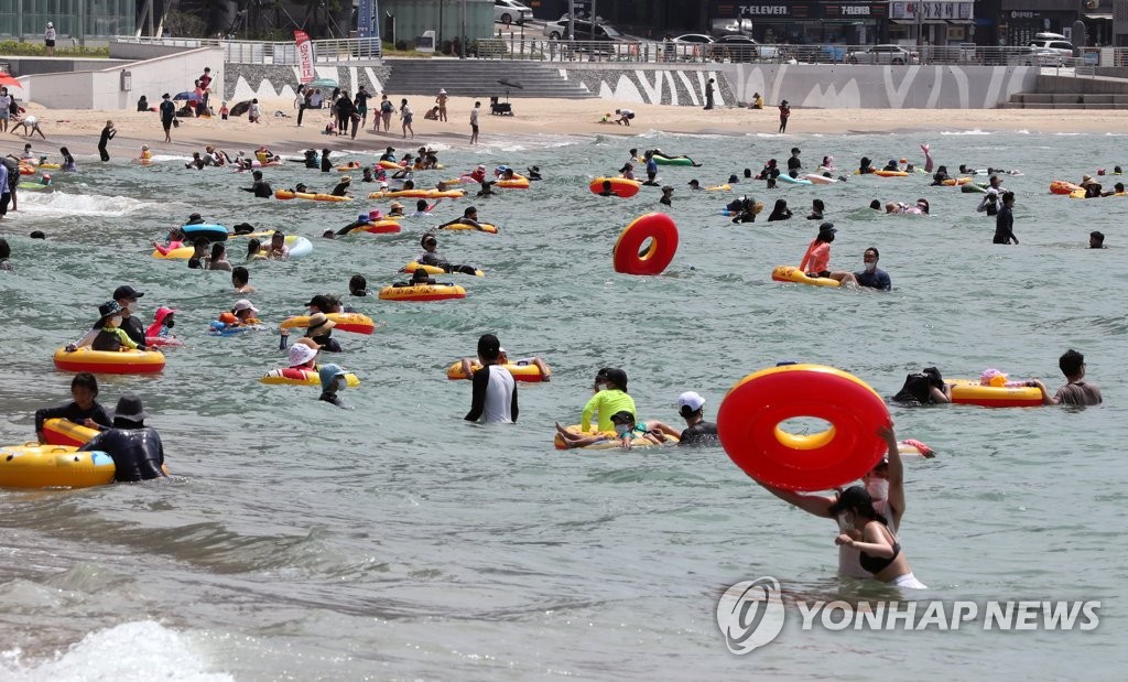 입추 폭염 못 견뎌 나왔지만…거리두기 연장에 눈치 보이는 피서