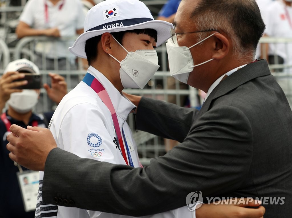 [올림픽] '3관왕' 안산 "남은 목표? 개인전 150점 만점이요"