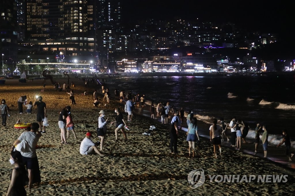 드넓은 백사장·수많은 피서 인파에도 관리인력은 고작 3명