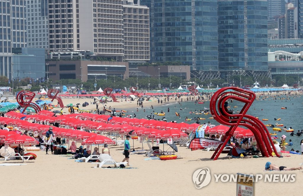 부산 폭염경보에 높은 습도…밖에 나가기만 해도 땀 '줄줄'(종합)