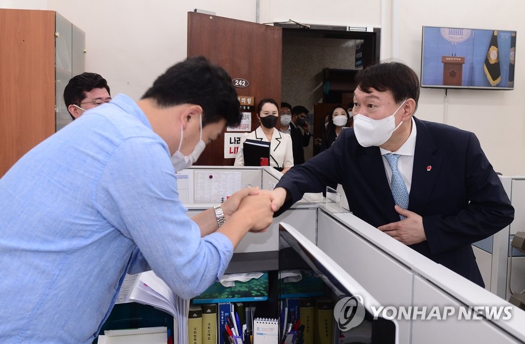 당직자·보좌진에 몸낮춘 尹 "정치 초년생 가르쳐달라"