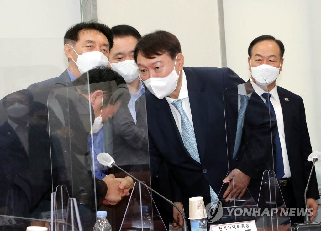 尹, 국힘 의원실 돌며 입당 신고…"많이 가르쳐달라"(종합)