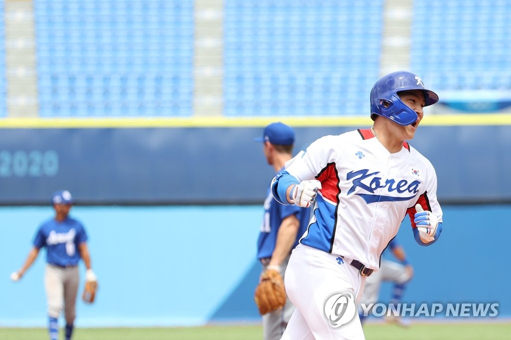 [올림픽] '쐐기 투런포' 오지환 "첫 경기처럼 끌려가고 싶지 않았다"