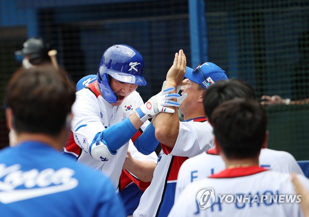 [올림픽] '쐐기 투런포' 오지환 "첫 경기처럼 끌려가고 싶지 않았다"