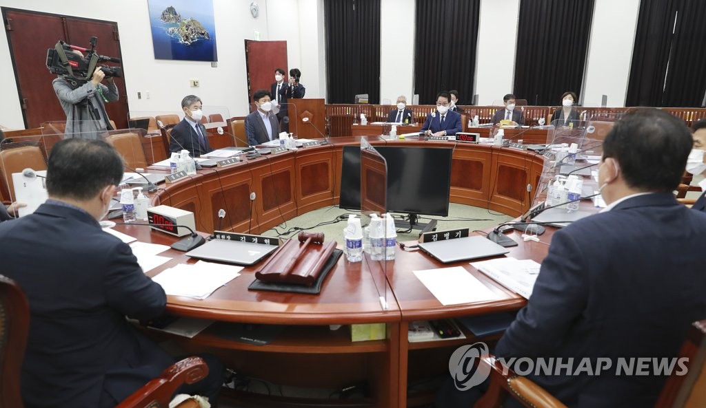 박지원 "한미연합훈련 유연 대응해야"…野 "김여정 하명기관"