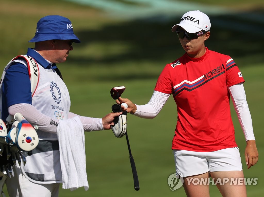 -올림픽- 고진영, 첫날 선두와 2타 차 4위…디펜딩 챔프 박인비 7위(종합)