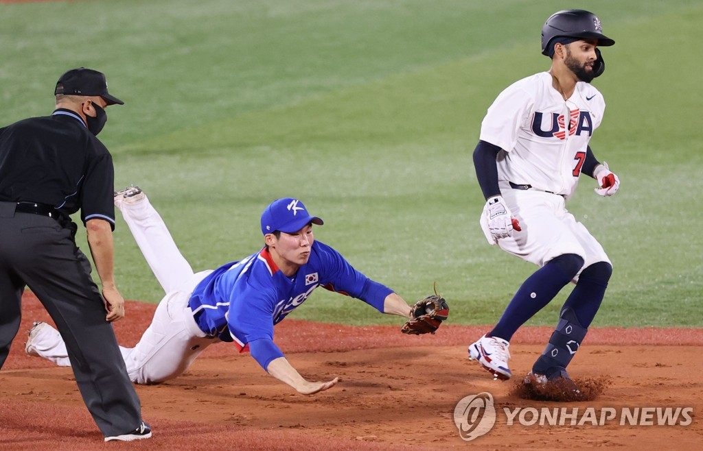 [올림픽] 선취점 내줬지만…김혜성, 몸 날린 태그로 이닝 교대