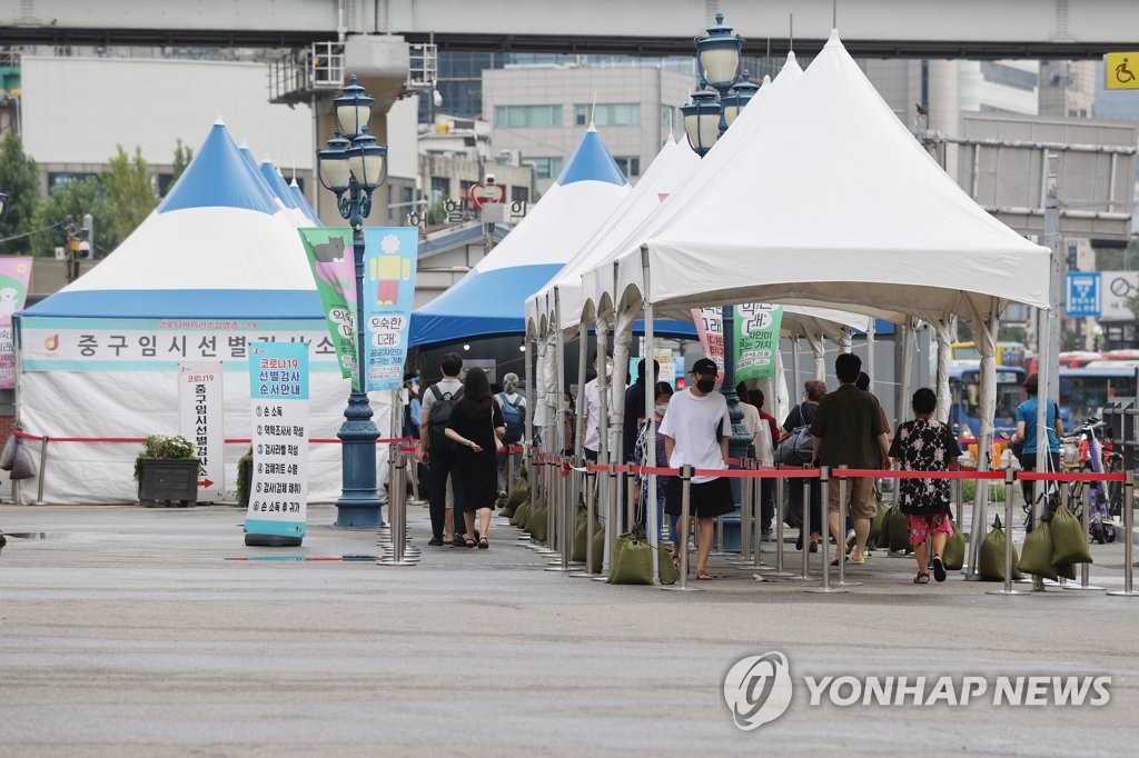 당국 "현 방역조치로 확산세 차단 어렵다…강화 조치 검토 중"(종합)