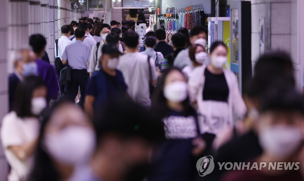 당국 "현 방역조치로 확산세 차단 어렵다…강화 조치 검토 중"(종합)