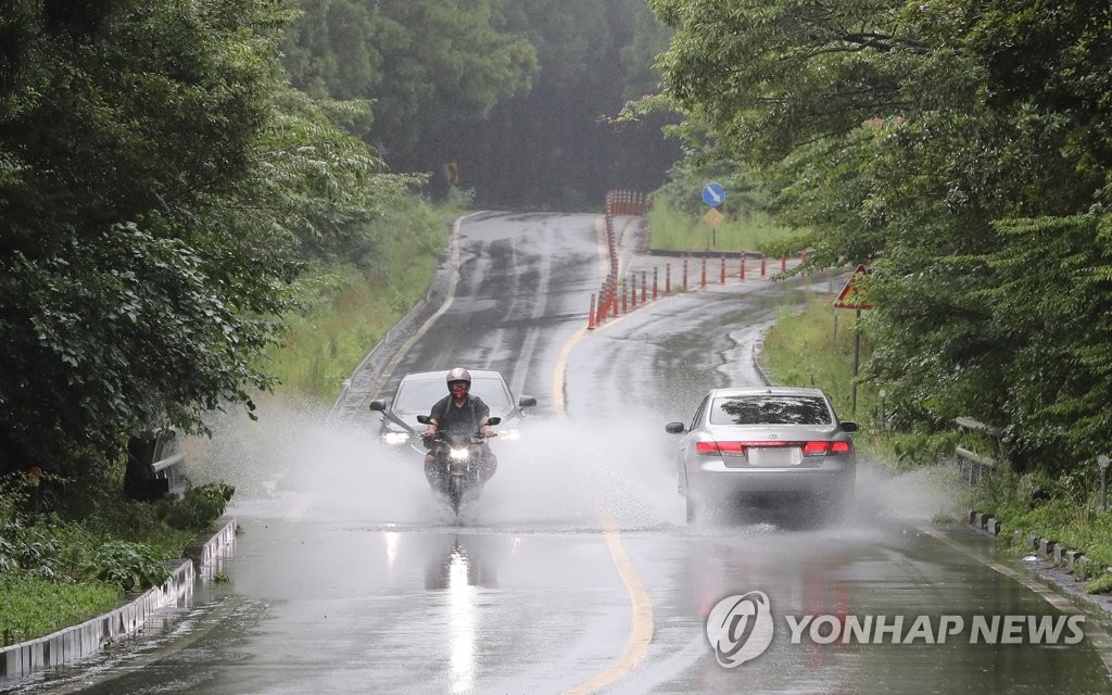 제주 내일까지 많은 비…예상 강수량 최고 100㎜ 이상