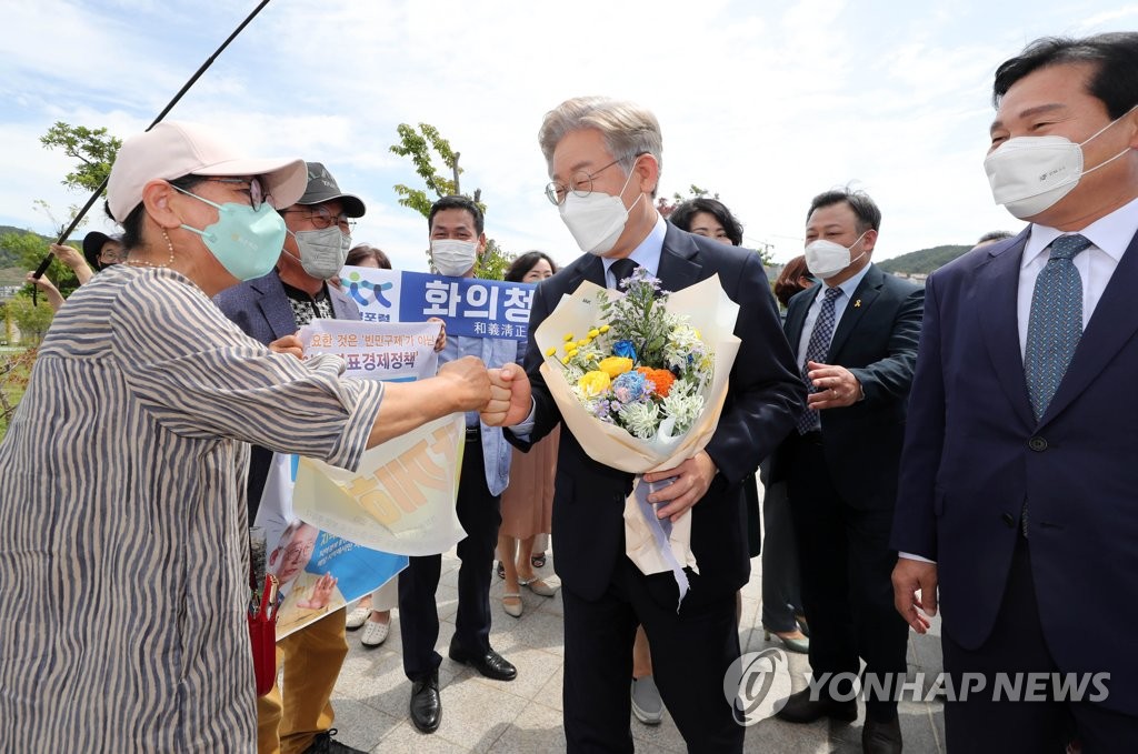 '재난지원금·황교익'…휴일 달군 명낙 공방(종합)