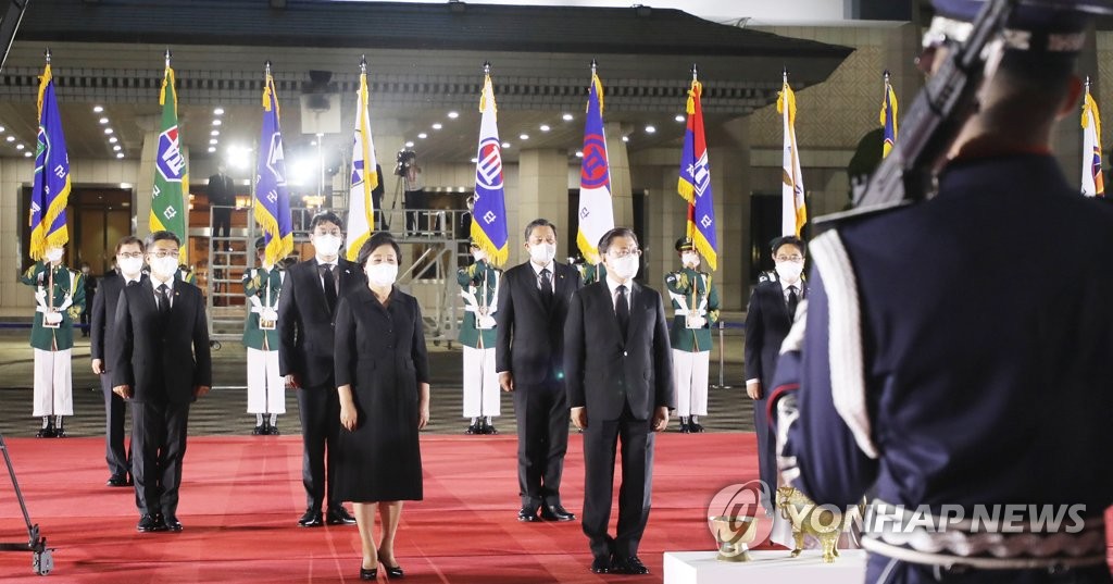 홍범도장군 유해 고국품에…문대통령, '최고예우'로 직접 맞이