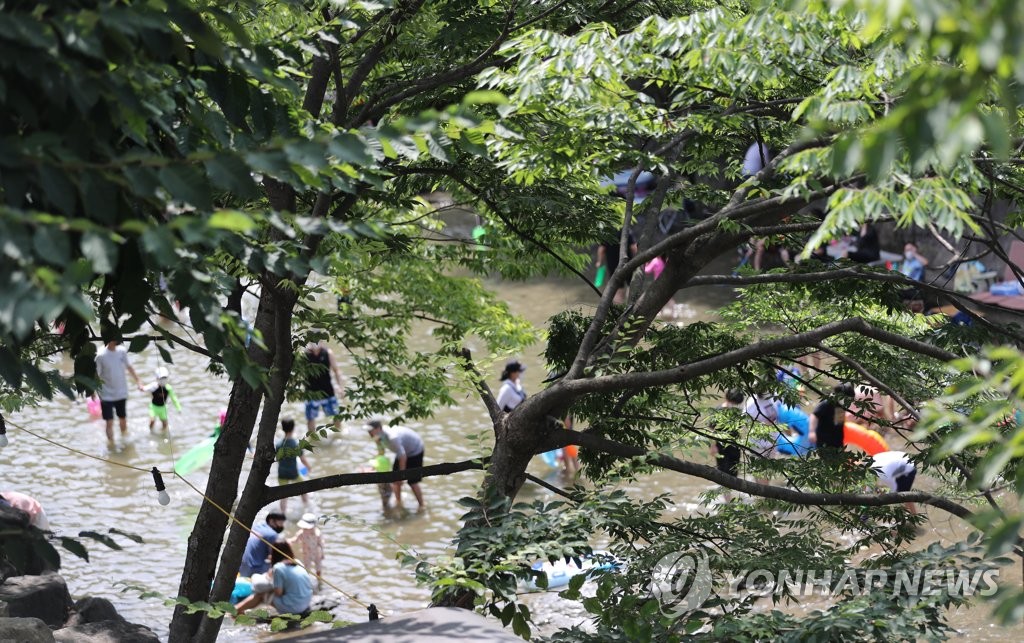 구름 많은 광복절 마지막 휴일…바다는 대체로 한산